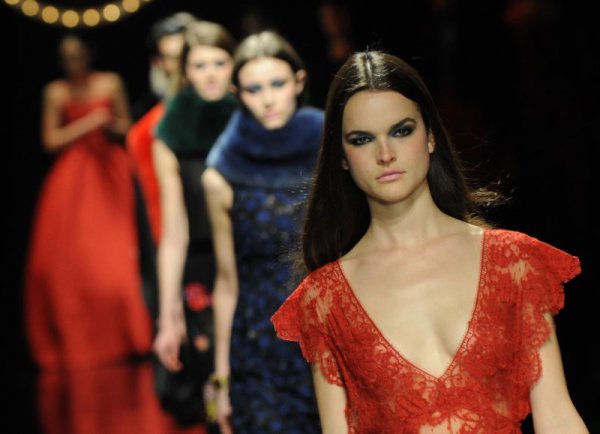 Манекенки представят тоалети на японски дизайнер по време на модно ревю в Токио. Снимка: БТА