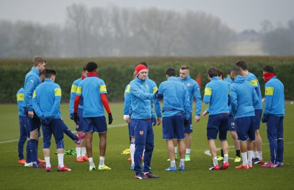 Футболистите на Арсенал тренират преди утрешния мач реванш от Шампионската лига срещу Монако. &bdquo;Артилеристите&ldquo; загубиха първия мач у дома с 1:3 и имат минимални шансове за продължаване напред. Снимка: Reuters