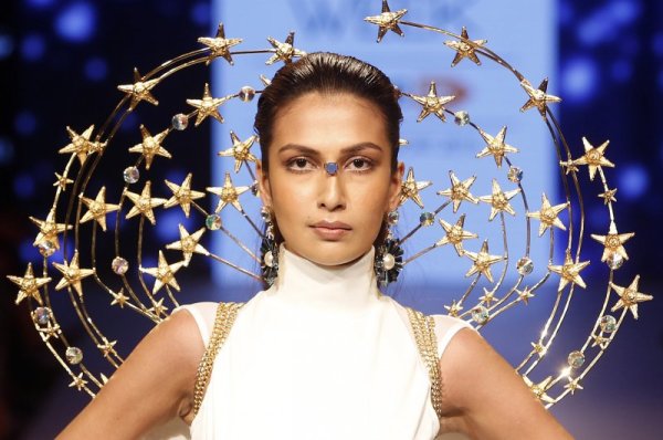 Манекенка представя тоалет на индийски дизайнер по време на модно ревю в Мумбай, Индия. Снимка: БТА
&nbsp;