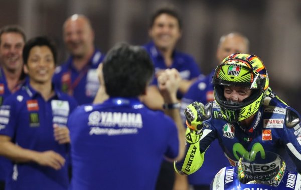 Звездата на &quot;Ямаха&quot; Валентино Роси празнува победата си в Гран При на Катар. &quot;Доктора&quot; стартира осми, но в крайна сметка се пребори за успеха. Снимка: Reuters