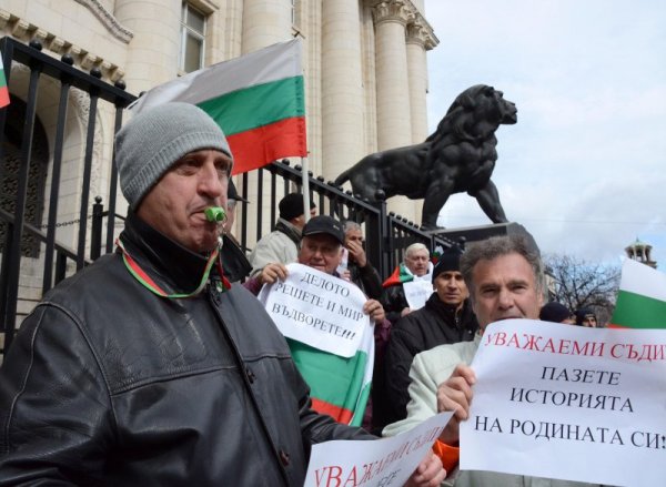 Протестиращи граждани отново се обявиха срещу намеренията на Мюсюлманското вероизповедание да придобие собственост върху джамиите &quot;Ахмед бей&quot;, &quot;Фетих Мехмед&quot;, &bdquo;Куршум джамия&quot;, както и десетки други имоти. Имоти представляващи неразделна част от културно - историческото наследство на България. Протестиращите бяха главно жителите на Кюстендил и Карлово. Снимка: Булфото