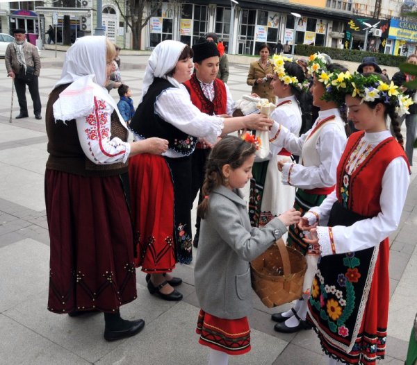 Лазарки от община Средец лазаруваха ден преди големия християнски празник пред община Бургас. С гиздави премени девойките показаха вълнуващия народен обичай, запазил и до днес своите първични белези на пролетен момински обичай. Снимка: БТА