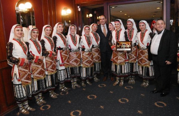 С част от Ансамбъл "Българе". Снимка: БулФото