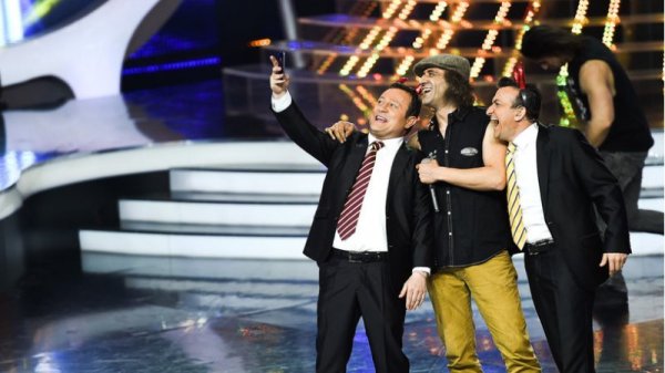 И си направи селфи с водещите. Снимка: Нова тв/Като две капки вода