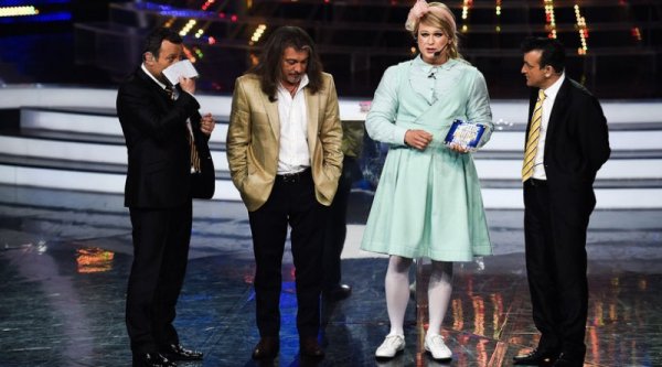 Ненчо получи седмичната награда от 1000 лв. Снимка: Нова тв/Като две капки вода