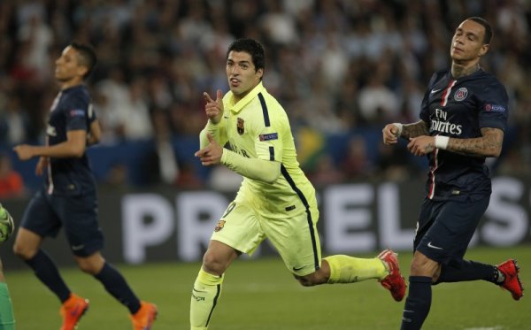 Нападателят на Барселона Луис Суарес празнува третия гол във вратата на ПСЖ в мача между двата отбора от 1/4-финалите в Шампионската лига. Каталунците победиха като гости с 3:1 и взеха добра преднина преди реванша след седмица. Снимка: БТА