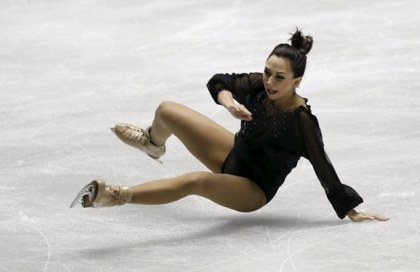 Руската фигуристка Елисавета Туктамишева пада по време на своята кратка програма от отборното световно първенство по фигурно пързаляне в Токио. Снимка: Reuters
&nbsp;