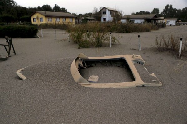Лодка е затрупана след изригването на вулкана Калбуко. Снимка: Reuters