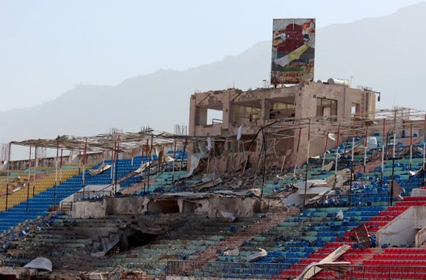 Стадион в Йемен е в развалини след артилерийски обстрел. Снимка: Reuters