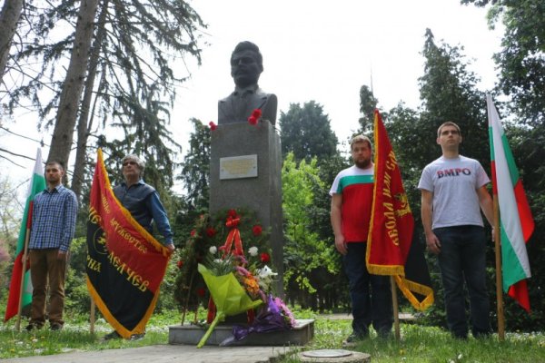 Активисти на ВМРО и граждани отбелязаха 112 години от гибелта на Гоце Делчев с поднасяне на венци и цветя пред паметника му в Морската градина във Варна. Снимка: Impact Press Group