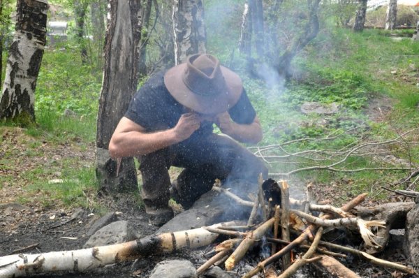 Джош демонстрира техника за разпалване на огън. Снимка: Dnes.bg