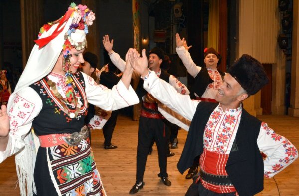Хасковският представителен ансамбъл за народни песни и танци &quot;Китна Тракия&quot; снощи пред многобройна публика отпразнува 55-годишен юбилей. Снимка: БТА
