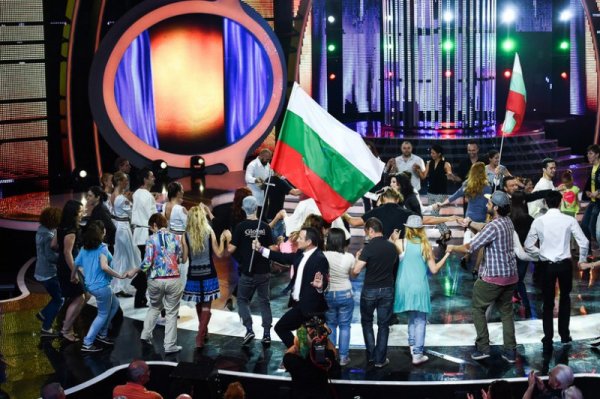 И публиката се хвана на хорото. Снимка: Като две капки вода