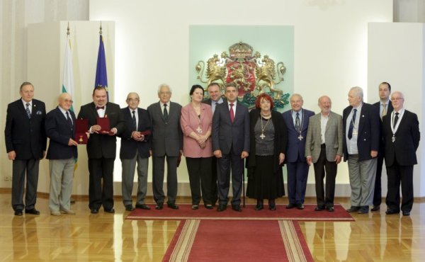 На тържествена церемония в Гербова зала държавният глава Росен Плевнелиев удостои с висши държавни отличия дейци на науката, културата, изкуството, медицината и спорта. Снимка: БТА