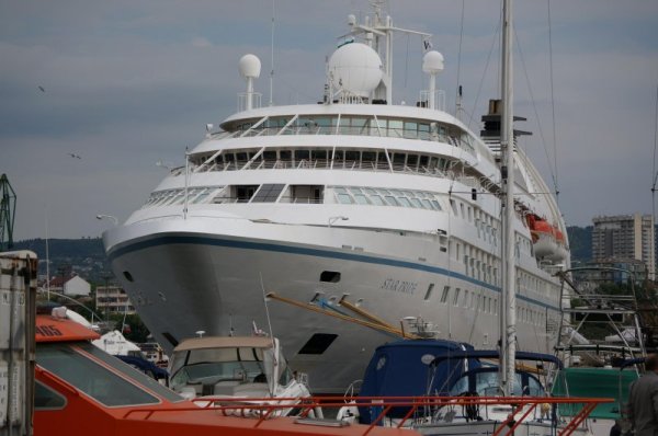 На Морска гара &ndash; Варна пристигна пътническият кораб &ldquo;Star Pride&rdquo;, плаващ под флага на Бахамските острови. 134-метровият луксозен лайнер е трети за круизния сезон, който посещава &bdquo;Пристанище Варна&ldquo;. Забележителностите на града ще разгледат 200 пасажери от различни страни, които преди това са посетили Констанца, Румъния. Снимка: Булфото