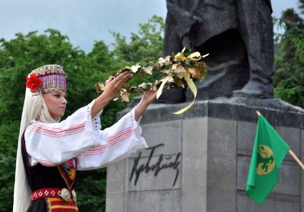 Церемония по издигане на националното знаме и запалване на Вечния огън до паметника на Христо Ботев на централния площад във Враца даде началото на възпоменателните чествания по повод 139-годишнината от подвига на Войводата и неговите четници. Официалното откриване на &bdquo;Ботеви дни-2015&rdquo; започна с артистично пресъздаване на национално-освободителните борби, по време на което прозвучаха стихове на Христо Ботев и Иван Вазов. Снимка: БТА