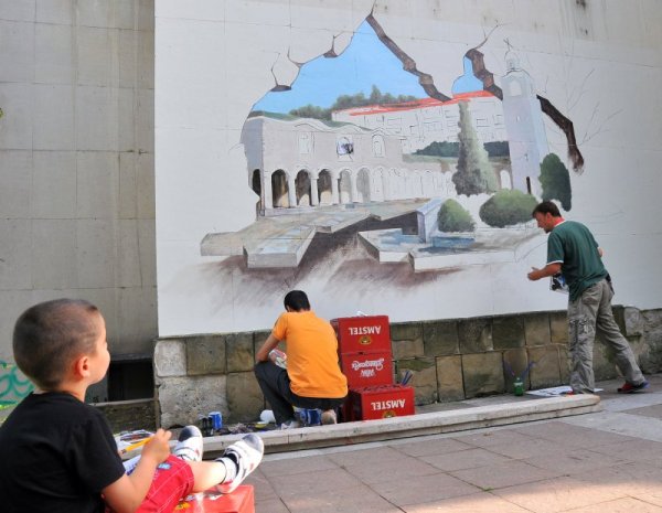 За втора поредна година Благоевград е домакин на 3D art фестивал. Седем художници от България и Сърбия започнаха да създават своите картини върху стените на сградата на киното и в под площадното пространство при фонтаните на площад &quot;Георги Измирлиев&quot;. Край площада вече &quot;оживява&quot; и емблематичният за града катедрален храм &quot;Въведение Богородично&quot;. Снимка: БТА
&nbsp;