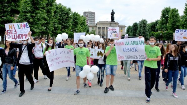 Ученици от школите при хасковския младежки център проведоха по централните улици на града атрактивно шествие срещу тютюнопушенето по повод предстоящия световен ден срещу тютюневия дим -31-ви май. Снимка: БТА