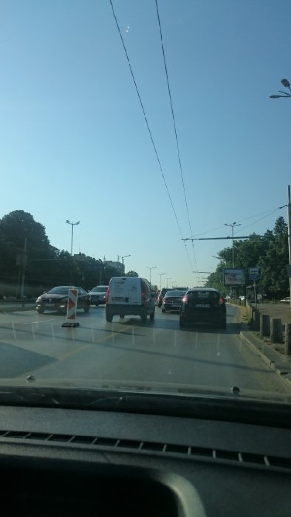 Тук трябваше май да сме в една лента, но те неусетно станаха две... Снимка: Dnes.bg