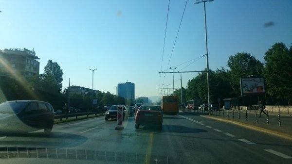 Трафикът към центъра, вече в нашата лента.  Снимка: Dnes.bg