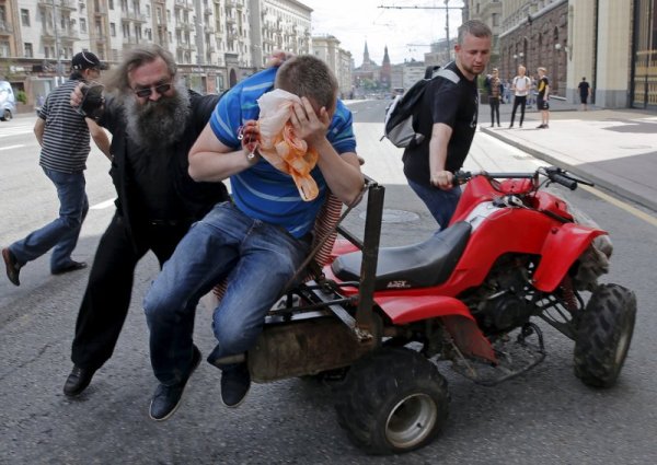 Противници на гей обществото атакуват гейове в центъра на Москва. Снимка: Reuters