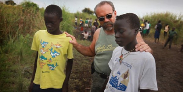 Сам утешава бивши деца-войници.