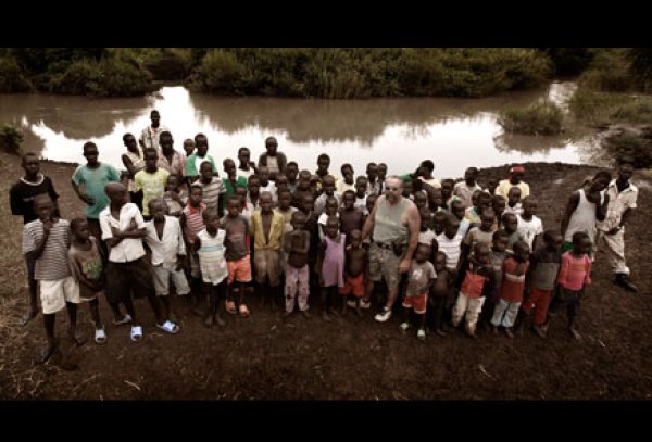 Проповедникът с деца от негово сиропиталище.