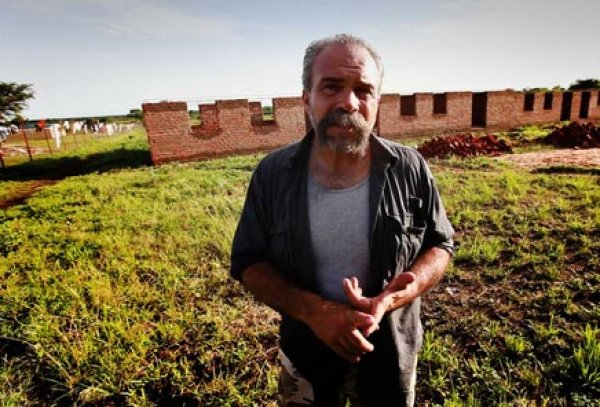 Сам пред новото си училище в Южен Судан.