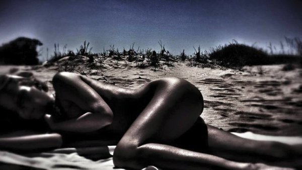Камелия го раздава вече по морски. Забелязвате ли фотографа какви хубави светлосенки е доловил? Снимка: Facebook