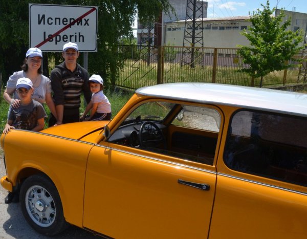 Рано сутринта Данчо Христов (34 г.) от Исперих със семейството си потегли с легендарния автомобил &quot;Трабант&quot; за международния &quot;Трабант-събор&quot; в град Цвикау - Германия. Той е пожарникар по професия и в свободното си време се занимава с автомонтьорство и поправя автомобили. Изцяло е ремонтирал и възстановил немското возило &quot;Трабант 601 S&quot; от 1985 година и ще участва с него в осемнадесетия &quot;Трабант-събор&quot;, в който вземат участие любители на този автомобил от цял свят. Снимка: БТА