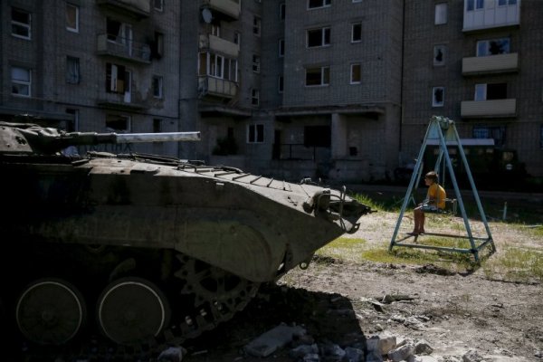 Момче наблюдава тъжно блока си, който е разрушен след поредните престрелки между украинската армия и руските сепаратисти. Снимка: Reuters