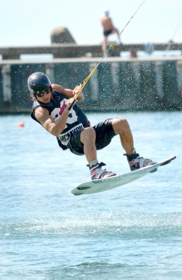 Жителите и гостите на морската столица вече могат да усетят сериозната адреналинова инжекция на уейкборда. Специална въжена линия дърпа с висока скорост любителите на силните усещания стъпили върху борд. Майсторите правят въздушни пируети и слалом между препятствия. Снимка: БТА