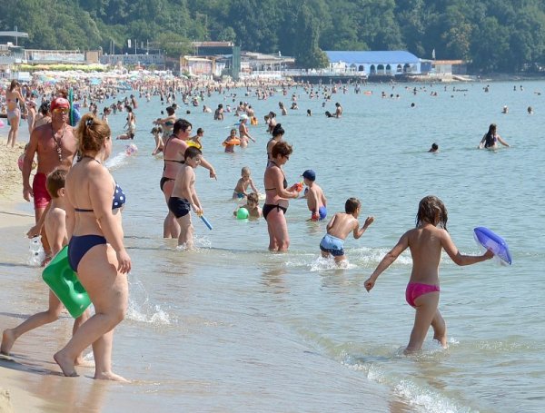 Варненци и гости на града търсят прохлада в морето. Снимка: БТА