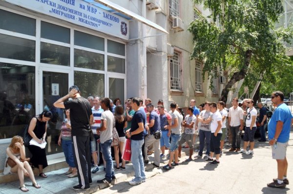 Пред паспортната служба в Хасково се изви опашка от гости от Турция, които подновяват изтичащите си паспорти. Снимка: БТА