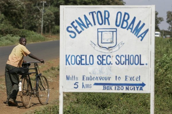 2008 г. - момче до табела за средно училище "Сенатор Обама". Снимка: БТА