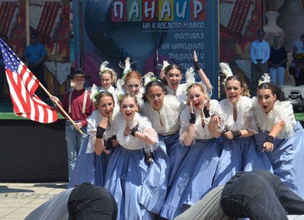 В четиринадесетото издание на панаира на киселото мляко в Разград участват фолклорни състави от България, Сърбия, САЩ, Бразилия, Унгария и Турция. Те изнесоха богат концерт пред многобройна публика. Снимка: БТА
&nbsp;