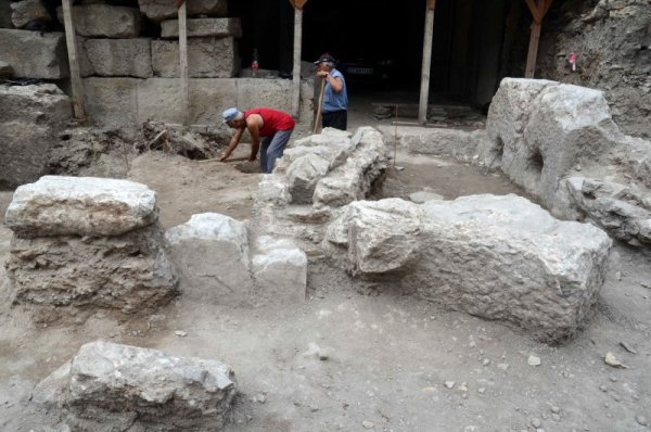 Основи на монументален храм, построен през ІІІ в от н.е. насред &bdquo;Августа Траяна&ldquo;, на улица &bdquo;Митрополит Методи Кусев&ldquo; №55, откри археоложката Мария Камишева от старозагорския исторически музей. В непосредствена близост до стените на съоръжението са намери каменна плоча с надписи, два, от които са разчетени от специалиста по епиграфика от СУ &bdquo;Св. Климен Охридски&ldquo; Николай Шаранков. Снимка: БТА