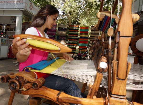 Най-голямото арт-изложение в България събра занаятчии в Морската градина на Варна на 19-тия Международен панаир на занаятите и изкуствата &bdquo;Булгарика&ldquo;. Майстори от цялата страна съживяват българската история и традиции. Снимка: Булфото