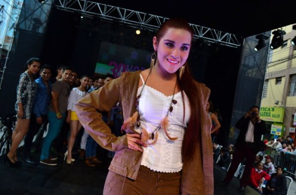 Манекенка представя тоалет по време на модно шоу в търговски център в столицата на Перу &ndash; Лима. Снимка: БТА