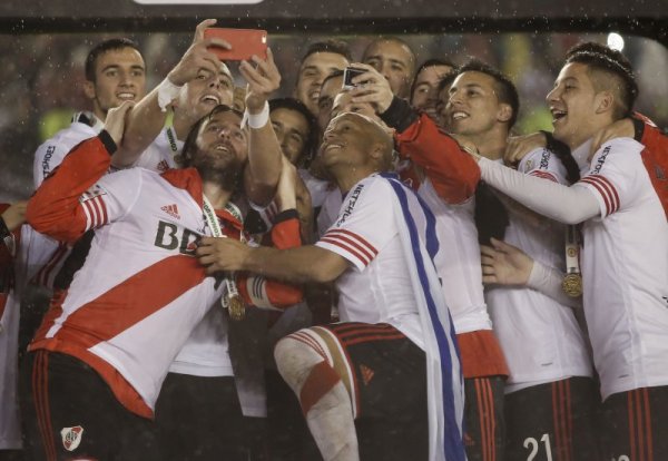 Футболистите на аржентинския гранд Ривър Плейт празнуват спечелването на Копа Либертадорес. Аржентинците разгромиха с 3:0 мексиканския Тигрес в срещата-реванш от финала на Копа Либертадорес и спечели трофея за трети път в историята си. Снимка: БТА