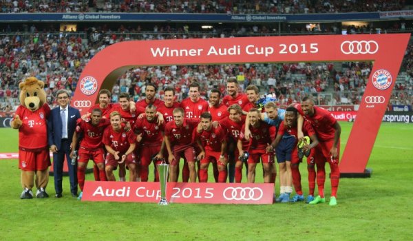 Играчите на Байерн Мюнхен позират за снимка със спечелената купа от приятелския турнир Ауди къп. На финала баварския колос победи с 1:0 Реал Мадрид. Снимка: БТА