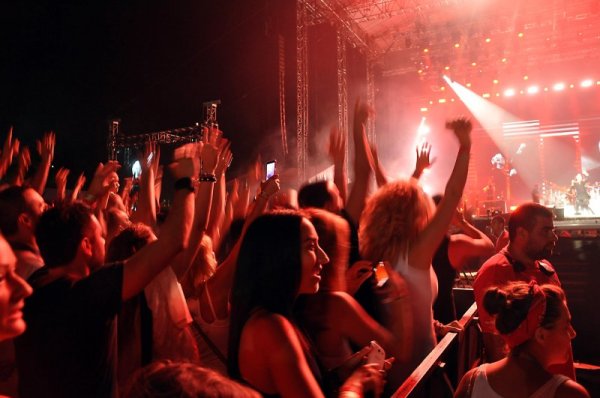 Екзалтираните фенове. Снимка: Dnes.bg