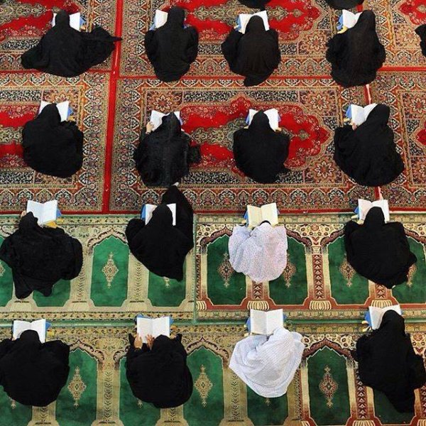 Жени четат религиозни текстове в традиционните чадори Снимка: EverydayIran