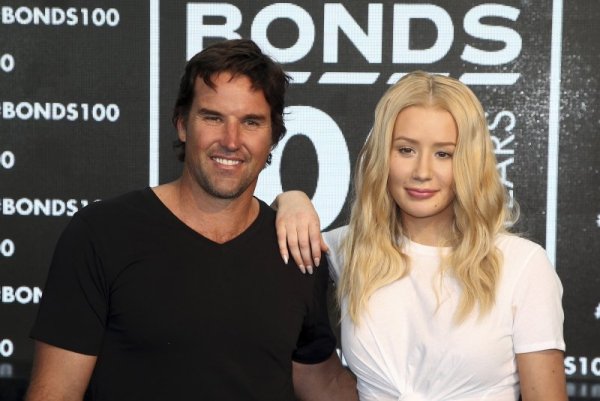 Популярната австралийска певица Иги Азалея и бившата звезда на австралийския тенис Пат Рафтър позират за снимка по време на рожден ден на популярна компания в Сидни, Австралия. Снимка: БТА