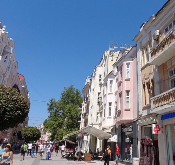 Традиции и съвременост по търговските улици. Снимка: Dnes.bg