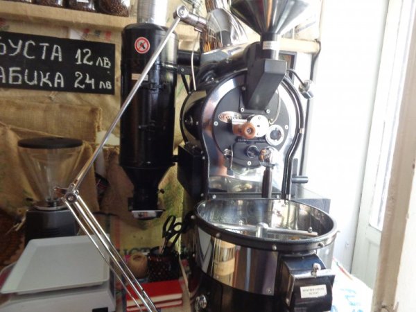 Може сами да си изпечете кафе и да направите свое съотношение от видовете. Снимка: Dnes.bg