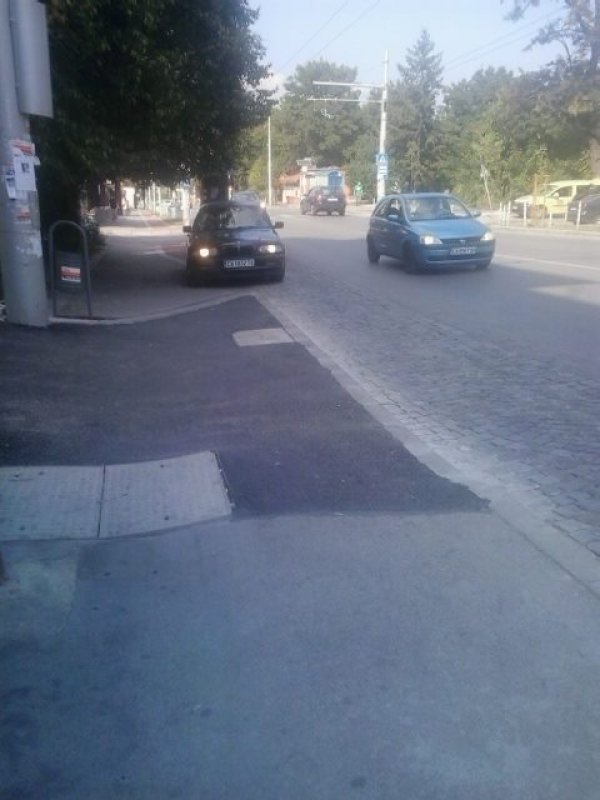 Автомобил, паркирал на велоалеята на бул. &quot;Бъкстон&quot;. Снимка: Ния Стоянова