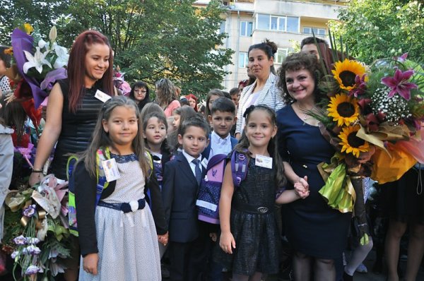 Над 1 500 деца от област Враца прекрачиха днес за първи път прага на класните стаи. В първия учебен ден кметът на Враца Николай Иванов бе  сред гостите на тържеството в най-голямото училище в града &ndash; СОУ  &bdquo;Христо Ботев&ldquo;. За първи път в историята на училището има 46 паралелки с  1200 ученици. Снимка: БТА