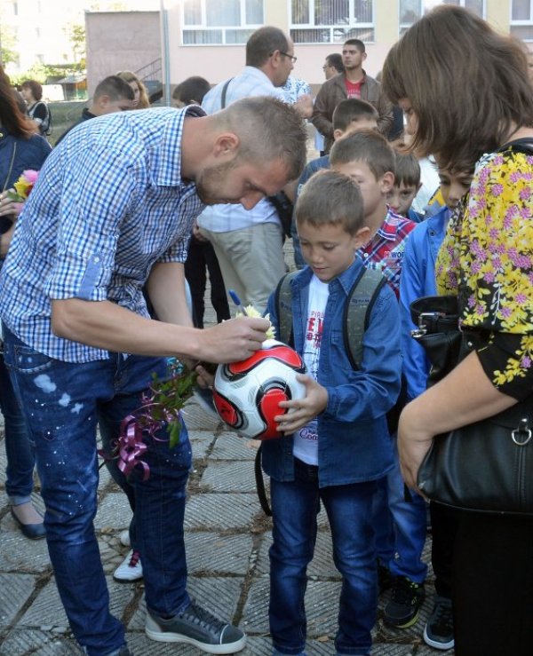 Всички футболисти и треньори&nbsp; на &quot;Лудогорец&quot;-Разград се включиха в откриването на първия учебен ден в Разградска област. Треньорът Едуард Ераносян, любимецът на феновете Козмин Моци и&nbsp; Георги Терзиев зарадваха&nbsp; ученици, учители и родители в основно училище &quot;Христо Ботев&quot; в град Исперих. Те се снимаха с ученици и фенове, раздадоха автографи. Козмин Моци удари първия училищен звънец. Снимка: БТА