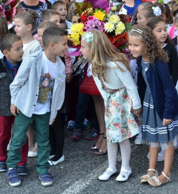 Сто и осемдесет първокласници прекрачиха прага на най-голямото училище в Кърджали СОУ &bdquo;Петко Р. Славейков&rdquo;. В цялата област първолаците са 1381. Снимка: БТА